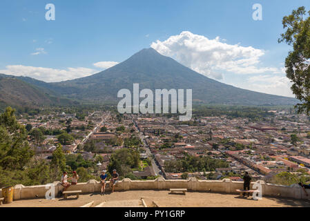 ANTIGUA, GUATEMALA - Februar 24, 2018: Nicht identifizierte Personen am Cerro de la Cruz Aussichtspunkt oberhalb der touristischen Stadt Antigua, Guatemala mit Volcan d Stockfoto