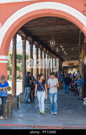 ANTIGUA, GUATEMALA - Februar 24, 2018: Nicht identifizierte Personen gehen Sie die Straße im beliebten Touristenort von Antigua in Guatemala. Stockfoto