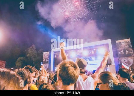 Guca, Serbien - 12. August 2017: Junge Menschen Feuerwerk auf der beliebten traditionellen Musik Festival genießen Stockfoto