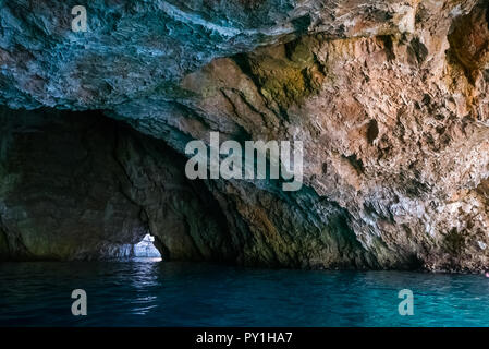 Schöne Spiegelungen von Wasser in der Blauen Grotte, Montenegro Stockfoto