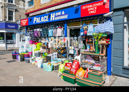 Waren, die auf dem Bürgersteig außerhalb Palast & Hardware Shop in Westow Hill, Crystal Palace gestapelt. Stockfoto