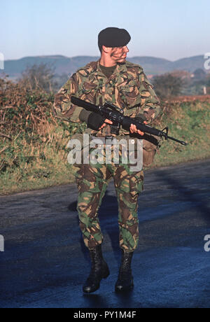 Britische Armee Soldat auf Patrouille in South Armagh während der Troubles, 1985, Nordirland Nordirland Stockfoto