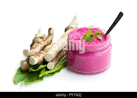 Würzige Meerrettichsauce in kleinen Glasbehälter auf hölzernen Tisch Stockfoto