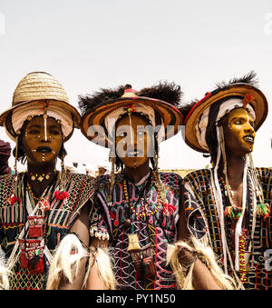 Männer tanzen Yaake Tanz und Guerewol Festival singen - 23. September 2017 InGall Dorf, Agadez, Niger Stockfoto