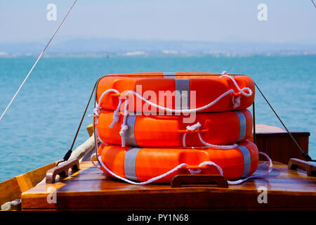 Rettungsring - Stack - auf einem Boot w Wasser im Hintergrund Stockfoto