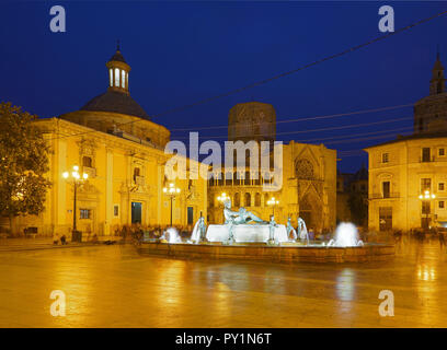 Der Plaza de la Virgen in Valencia, Spanien, Europa an der blauen Stunde an einem warmen Sommerabend, mit Langzeitbelichtung. Stockfoto