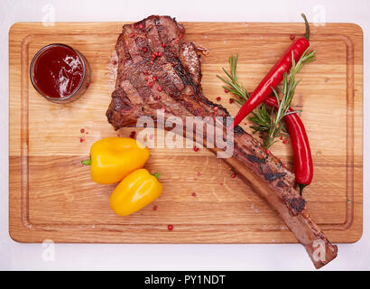 Der Grill Tomahawk Steak auf Schneidebrett Stockfoto