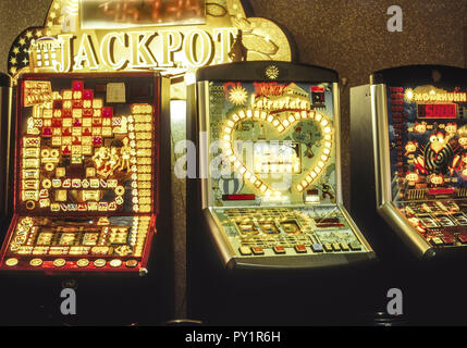 Spielautomaten im Spielsalon Stockfoto