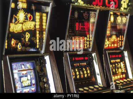 Spielautomaten im Spielsalon Stockfoto