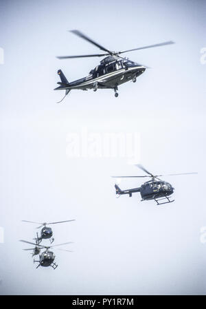 Mehrere Hubschrauber im Flug Stockfoto