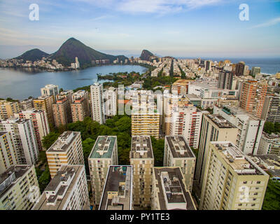 Stadt von Rio de Janeiro, Leblon mit der Lagune Rodrigo de Freitas im Hintergrund. Brasilien Südamerika. Stockfoto