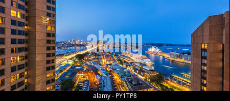 Apartments und Hotelzimmer mit Blick auf den Felsen, Sydney Hafen. und Circular Quay Sydney, New South Wales, Australien Stockfoto