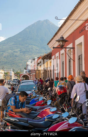 ANTIGUA, GUATEMALA - Februar 24, 2018: Nicht identifizierte Personen durch Reihen von Motorräder saeumten die Strassen in Antigua, Guatemala. Stockfoto