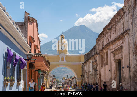 ANTIGUA, GUATEMALA - Februar 24, 2018: Nicht identifizierte Personen unter den berühmten Bogen von Santa Catalina in Antigua, Guatemala. Stockfoto