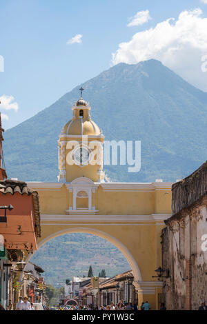 ANTIGUA, GUATEMALA - Februar 24, 2018: Nicht identifizierte Personen unter den berühmten Bogen von Santa Catalina in Antigua, Guatemala. Stockfoto