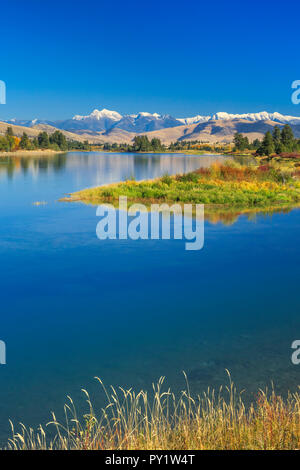 Herbst Farben entlang der flathead River unterhalb der Mission Berge in der Nähe von Dixon, Montana Stockfoto