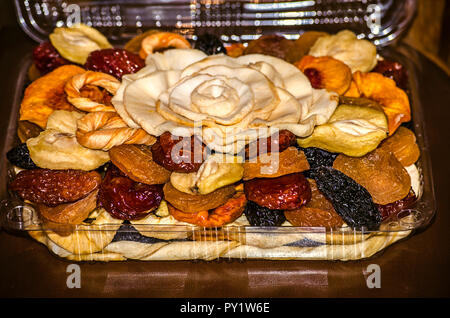 Getrocknete Früchte aus Äpfeln, Pflaumen, Aprikosen, Pfirsiche, Birnen und Melonen in einer Kunststoffbox. Stockfoto