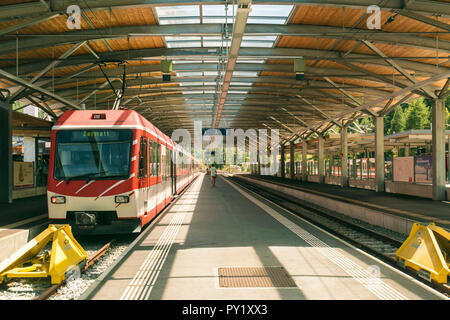 Zug auf der Station Titel im Dorf in den Alpen, Zermatt, Wallis, Schweiz Stockfoto