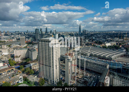 London's Shard Antenne Stadtblick während einer Herbst Tag. Moderne Stadt aus Glas Stockfoto