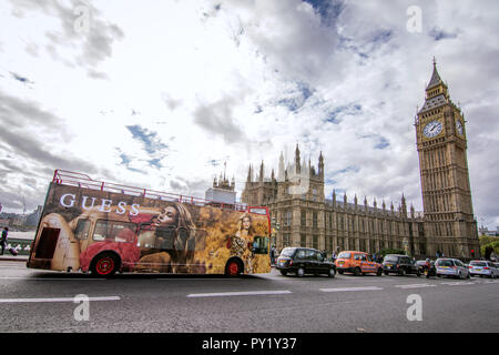 Big Ben und einem roten Doppeldecker während des Tages. - London, Vereinigtes Königreich - Big Ben Wahrzeichen