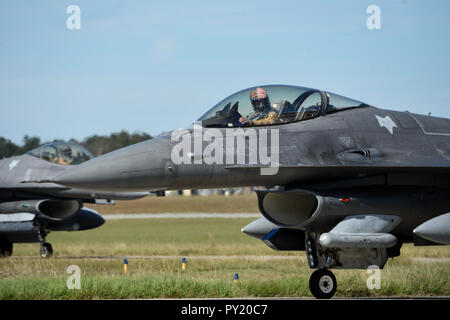 Us Air Force Piloten, zu der 157 Fighter Squadron zugeordnet, Rückkehr in die Heimat in ihren F-16 Fighting Falcon Jets an McEntire Joint National Guard, Basis, nach einem erfolgreichen Air Expeditionary Force, um die Bereitstellung zu einem geheimen Ort im Südwesten Asien, 22. Oktober 2018. Die South Carolina der Air National Guard 169th Fighter Wing bereitgestellt F-16 Kampfjets und Fliegern, bestehend aus Spezialisten für Piloten, Wartung und Support Personal im Juli an die 407 Air Expeditionary Gruppe zur Unterstützung der Operation inhärenten Lösen. (U.S. Air National Guard Foto von älteren Flieger Megan Floyd) Stockfoto