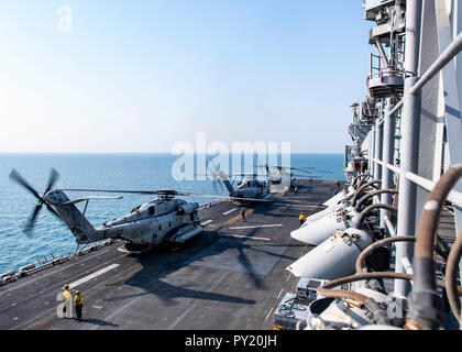 181021-N-NI 420-1006 Arabische Meer (Okt. 2010) 21, 2018) CH-53E Super Stallion Hubschrauber, an der "Elche" der Marine Medium Tiltrotor Squadron (VMM) 166 (verstärkt), Vorbereitung für den Start von der Flight Deck von Wasp-Klasse amphibisches Schiff USS Essex (LL 2), die während einer planmäßigen Einsatz von Essex Amphibious Ready Gruppe und 13 Marine Expeditionary Unit. USS Essex ist eine flexible und hartnäckige Navy-Marine Corps Team in die USA 5 Flotte Bereich der Maßnahme zur Unterstützung der Marine im Einsatz für die Stabilität und Sicherheit in der Region zu gewährleisten, verbinden die Me Stockfoto