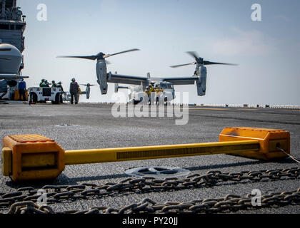 181021-N-am Arabischen Meer 135-1060 (Okt. 2010) 21, 2018) Eine MV-22 Osprey tiltrotor Aircraft, die an der "Elche" der Marine Medium Tiltrotor Squadron (VMM) 166 (verstärkt), erstellt von der Flight Deck von Wasp-Klasse amphibisches Schiff USS Essex (LL 2), die während einer planmäßigen Einsatz von Essex Amphibious Ready Gruppe und 13 Marine Expeditionary Unit. USS Essex ist eine flexible und hartnäckige Navy-Marine Corps Team in die USA 5 Flotte Bereich der Maßnahme zur Unterstützung der Marine im Einsatz für die Stabilität und Sicherheit in der Region zu sichern, die die M Stockfoto
