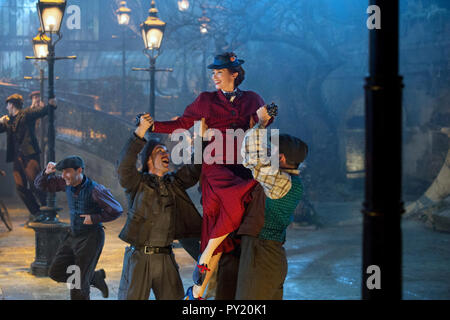 Mary Poppins liefert (auch als Mary Poppins 2 bekannt) ist eine bevorstehende Amerikanische Fantasy Musical Film unter der Regie von Rob Marshall und von David Magee geschrieben. Es ist die Fortsetzung des 1964 Film Mary Poppins. Der Film stars Emily Blunt, Lin-Manuel Miranda, Meryl Streep, Ben Whishaw, Emily Mortimer, Pixie Davies, Joel Dawson, Nathanael Saleh, Julie Walters, Colin Firth und Angela Lansbury. Dieses Foto ist nur für den redaktionellen Gebrauch bestimmt und unterliegen dem Copyright der Film Company und/oder der Fotograf durch den Film oder die Produktion Firma zugewiesen und kann nur reproduziert durch Publikationen in Verbindung mit der P Stockfoto