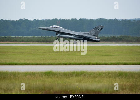 Ein US Air Force Fighter Pilot, zu der 157 Fighter Squadron zugeordnet, landet eine F-16 Fighting Falcon Jet in McEntire Joint National Guard, Basis, nach einem erfolgreichen Air Expeditionary Force, um die Bereitstellung zu einem geheimen Ort im Südwesten Asien, 20. Oktober 2018. Die South Carolina der Air National Guard 169th Fighter Wing bereitgestellt F-16 Kampfjets und Fliegern, bestehend aus Spezialisten für Piloten, Wartung und Support Personal im Juli an die 407 Air Expeditionary Gruppe zur Unterstützung der Operation inhärenten Lösen. (U.S. Air National Guard Foto von Master Sgt. Caycee Watson) Stockfoto