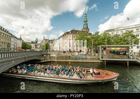 Fähre am Kanal mit Hojbro Brücke in der Nähe von Platz mit Bischof Absalon Statue und die Turmspitze von Nikolaj und Kopenhagen Zentrum für Zeitgenössische Kunst auf dem Hintergrund, Kopenhagen, Dänemark Stockfoto