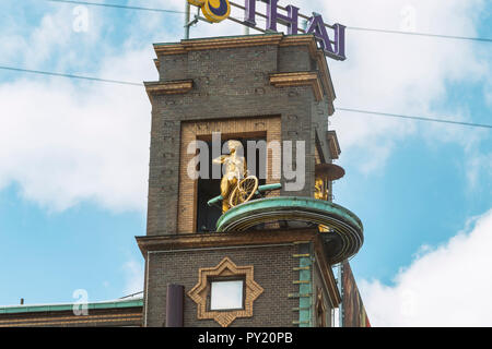 Diese goldene Mädchen auf einem Fahrrad ist Teil der Weather Girl Thermometer in Kopenhagen, Dänemark. Wenn das Wetter schön ist (und wenn es funktioniert), das Wetter Mädchen auf ihrem Fahrrad in. Wenn es regnet, sie mit einem Regenschirm spazieren gehen. Stockfoto