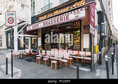 Rue Bonaparte, wo Napoleon wohnte, ist heute Ort für Kunst in Paris, mit vielen Galerien ihre Künstler, Paris, Ile-de-France, Frankreich Stockfoto