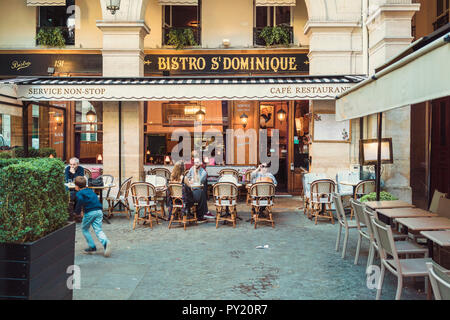 Vorderansicht des Cafe an der Universität in Paris, Ile-de-France, Frankreich Stockfoto