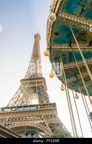 Blick auf den Eiffelturm und Karussell im Vordergrund, Paris, Frankreich Stockfoto