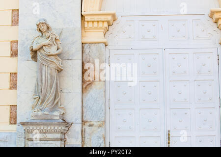 Terpsichore muse Statue an der Fassade des Adolfo Mejia Theater in Cartagena de Indias Stockfoto