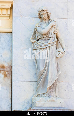 Muse Melpomene Statue an der Fassade des Adolfo Mejia Theater in Cartagena de Indias Stockfoto