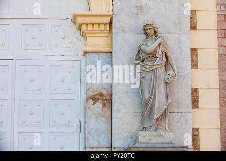 Muse Melpomene Statue an der Fassade des Adolfo Mejia Theater in Cartagena de Indias Stockfoto