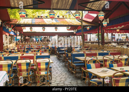 Restaurant am Place du Tertre in Montmartre. Die Gegend ist sehr berühmt mit Maler ihre Arbeiten ausstellen und verkaufen auf dem Platz, der von Sacre Coeur, Paris, Frankreich in der Nähe Stockfoto