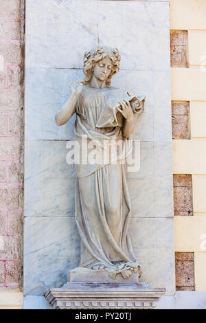 Calliope muse Statue an der Fassade des Adolfo Mejia Theater in Cartagena de Indias Stockfoto