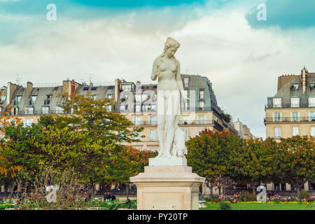 Blick auf die Altstadt Statue der Frau an St Jacques Tower Square, Paris, Frankreich Stockfoto