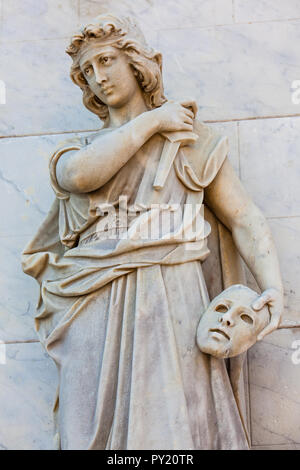 Muse Melpomene Statue an der Fassade des Adolfo Mejia Theater in Cartagena de Indias Stockfoto