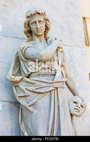 Muse Melpomene Statue an der Fassade des Adolfo Mejia Theater in Cartagena de Indias Stockfoto