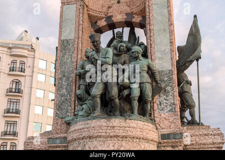 Taksim Square mit Republik Denkmal, Istanbul, Türkei Stockfoto