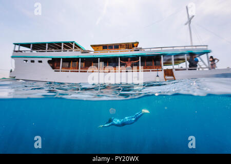 Freitauchen unter einem Boot, Komodo, Nusa Tenggara Timur, Indonesien Stockfoto