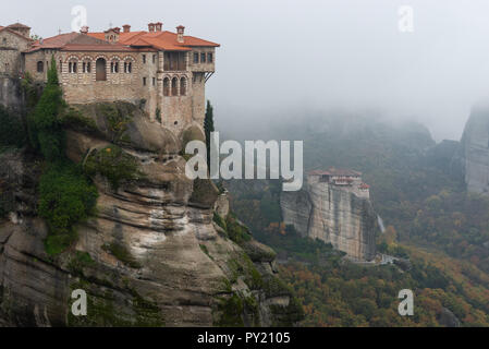 Zwei Klöster von Meteora tal Klosteranlage in Meteora Griechenland während einer Nebligen Morgen Stockfoto