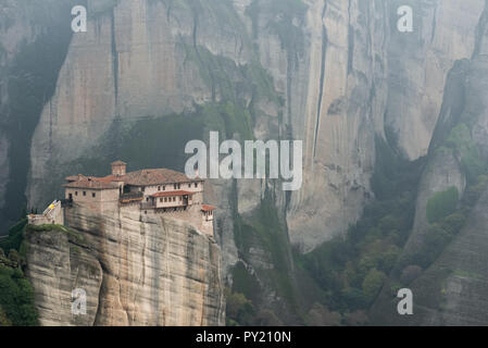 Das Kloster roussanou in Meteora Griechenland an einem nebligen Morgen im Herbst Stockfoto