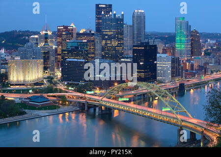 Brücken über den Fluss Monogahela in die Innenstadt von Pittsburgh, Pennsylvania, USA Stockfoto