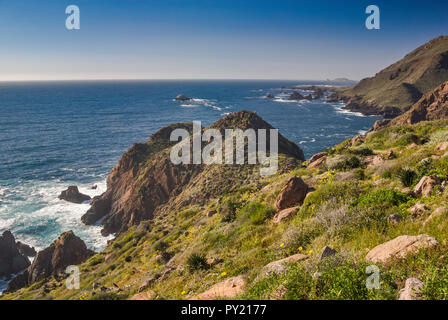 Bergige Pazifik Küste in der Nähe von La Bufadora Gezeiten blowhole in der Nähe von Ensenada, Baja California, Mexiko Stockfoto