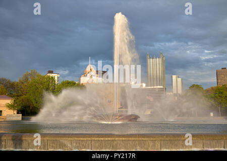 Point State Park mit Brunnen hinter Wolkenkratzer in der Innenstadt von Pittsburgh, Pennsylvania, USA Stockfoto