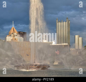 Point State Park mit Brunnen hinter Wolkenkratzer in der Innenstadt von Pittsburgh, Pennsylvania, USA Stockfoto